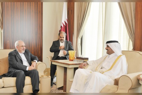 تميم بن حمد في اجتماع مع وزير الخارجية الإيراني جواد ظريف