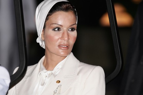 "غسيل أدمغة وشراء أتباع".. موزة تنشر سموم الحمدين بين أطفال اللاجئين