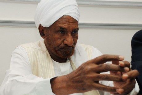 الصادق المهدي يؤلب الرأي العام السوداني ضد السعودية خدمة لسادته من آل حمد