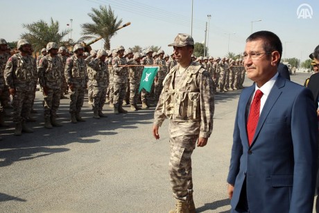 وزير الدفاع التركي بدا منتشيا وهو يتفقد قوات بلاده المتواجدة على الأرض القطرية