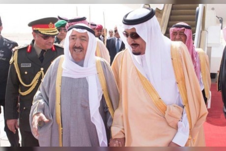 توقعت صحيفة "العرب" أن تنحاز الكويت إلى صف السعودية في مسعاها لتجميد عضوية قطر في مجلس التعاون
