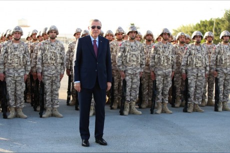 أردوغان متجولا بين قوات الاحتلال التركي في قطر