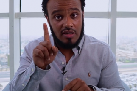 عبدالله الصالح محرض كويتي يعمل في خدمة قطر