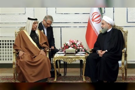 مسؤول قطري يقدم فروض الطاعة للرئيس الإيراني