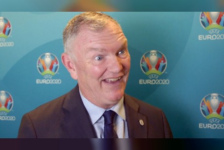 "الغارديان" تهاجم رئيس الاتحاد الإنجليزي لزيارته قطر