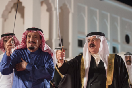 ملك البحرين يصطف خلف العاهل السعودي في مواجهة إرهاب قطر