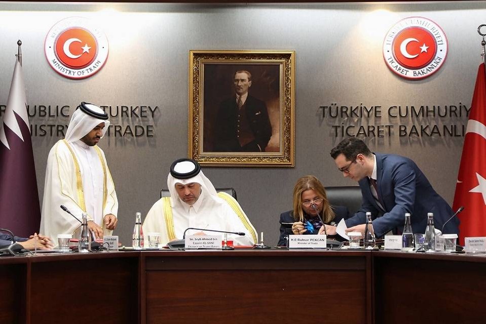 قطر وتركيا توقعان على الوثائق النهائية لعقد شراكة تجارية واقتصادية