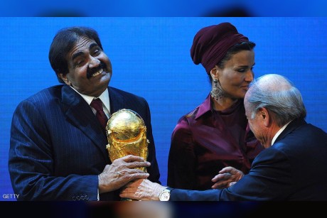 حمد يتسلم كأس العالم 2022