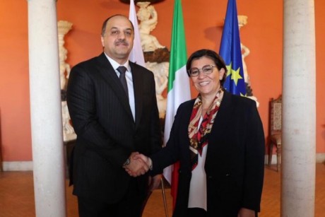 خالد العطية مع وزيرة الدفاع الإيطالية