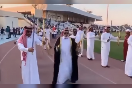 الهنود يؤدون رقصة العرضة الخليجية الشهيرة في احتفالاات اليوم الوطني القطري