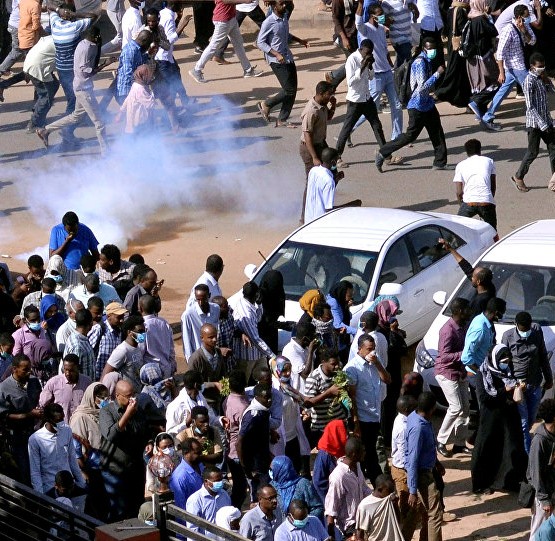 بعد سقوط البشير.. الحمدين يبحث عن أتباع جدد بين ثوار السودان