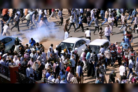 بعد سقوط البشير.. الحمدين يبحث عن أتباع جدد بين ثوار السودان