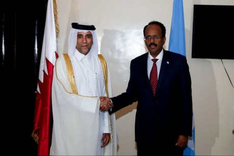 الرئيس الصومالي فرماجو وحسن حمزة أسد السفير القطري