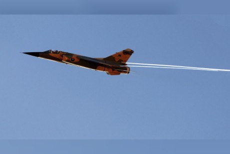الجيش الليبي يقصف مطار مصراتة ويدمر غرفة قيادة قطرية تركية