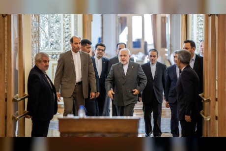 من الدوحة.. وزير الخارجية الإيراني يهدد القوات الأجنبية التي تستضيفها قطر