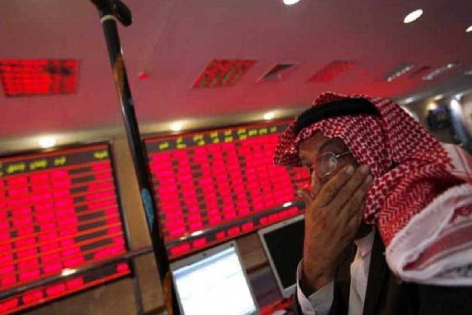 مستثمر يتابع التداولات ببورصة قطر
